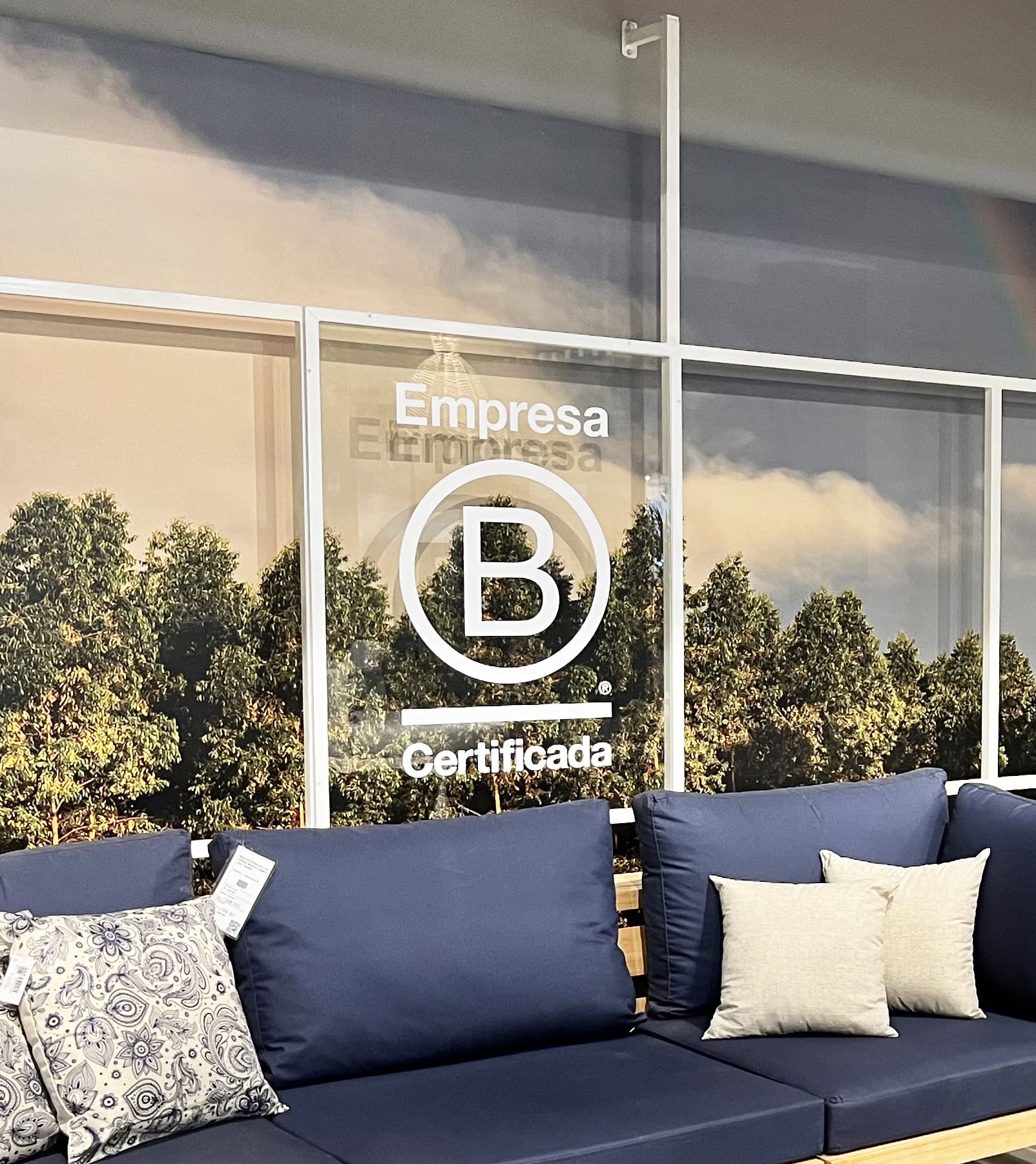 Vidriera con el sello de Empresa B Certificada