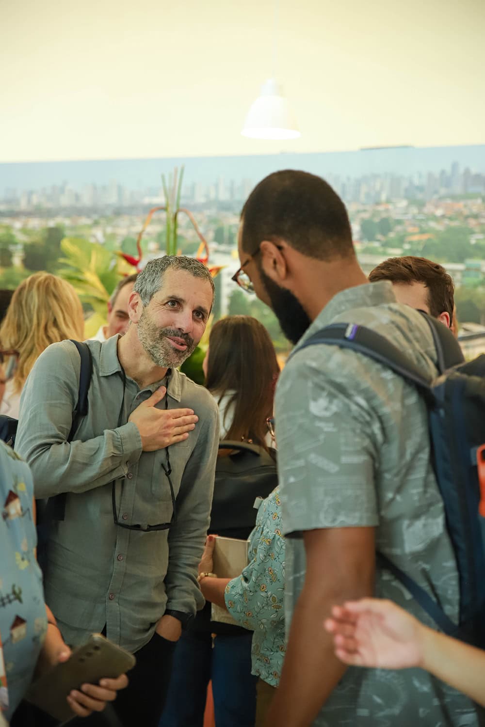 Personas de la comunidad B conversando